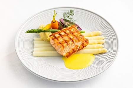 hoofdgerecht - main course - landgoed de rosep - oisterwijk - brabant - chefkok - zalm - salmon - asperges - witte asperges - bistro - 3 gangen diner